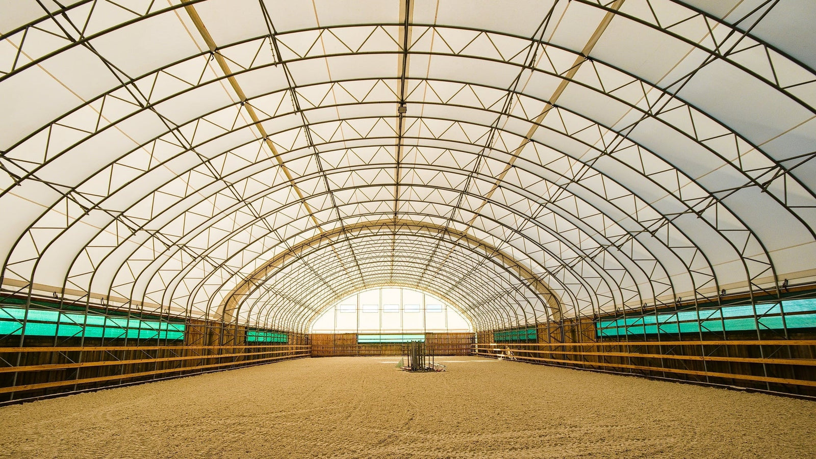 Jezdecké haly a stáje pro koně